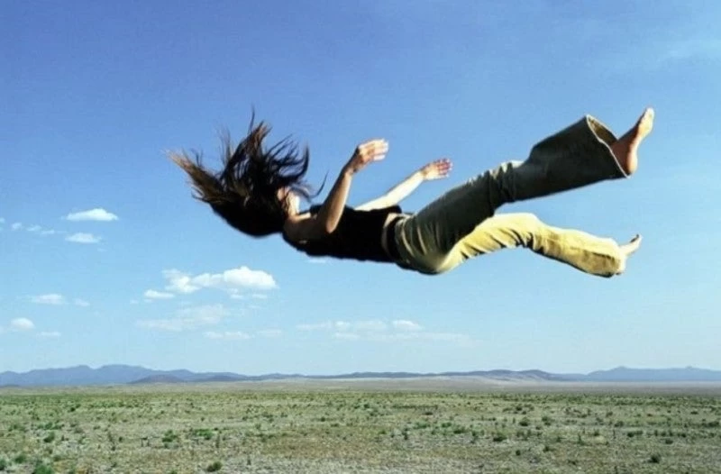 Γιατί μερικές φορές τιναζόμαστε μόλις μας παίρνει ο ύπνος